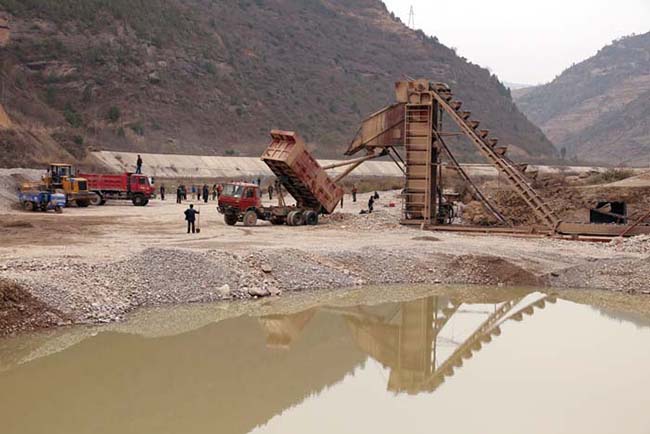 河道采砂現(xiàn)場 河道采砂現(xiàn)場