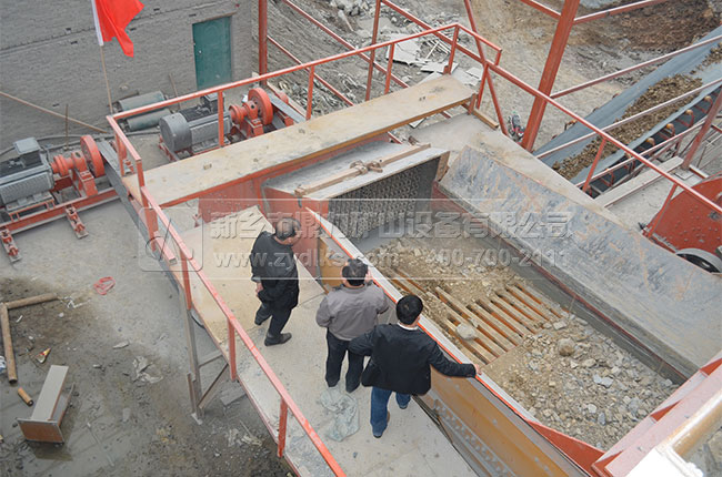 錘式破碎機(jī)入料 錘式破碎機(jī)入料