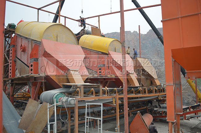 礦用振動篩客戶現(xiàn)場 礦用振動篩客戶現(xiàn)場