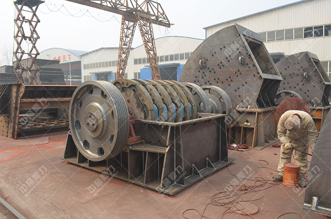 錘式破碎機(jī)內(nèi)部結(jié)構(gòu) 錘式破碎機(jī)內(nèi)部結(jié)構(gòu)