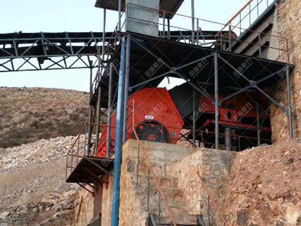 1213型號(hào)的錘式破碎機(jī)