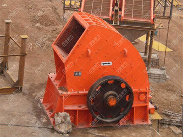 1213型號(hào)的錘式破碎機(jī)