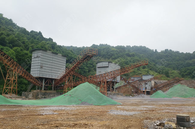 江西萍鄉(xiāng)上石采石場(chǎng)時(shí)產(chǎn)300噸碎石生產(chǎn)線